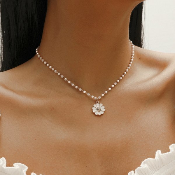 Collar con colgante de margarita y perla
