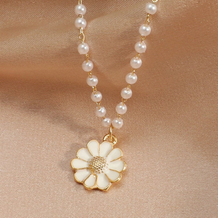 Collar con colgante de margarita y perla
